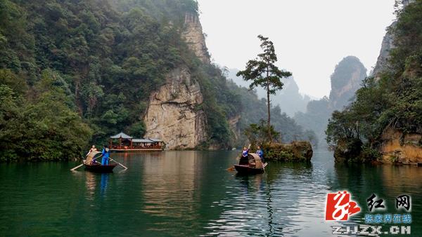 乌篷圣水入画来  张家界宝峰湖景区新年添新景