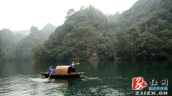 乌篷圣水入画来  张家界宝峰湖景区新年添新景