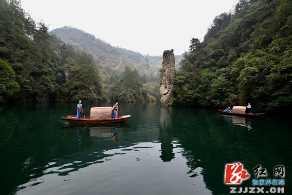乌篷圣水入画来  张家界宝峰湖景区新年添新景