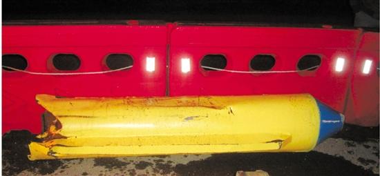 游乐船装饰柱飞入车底 司机误当导弹忙报警(图)