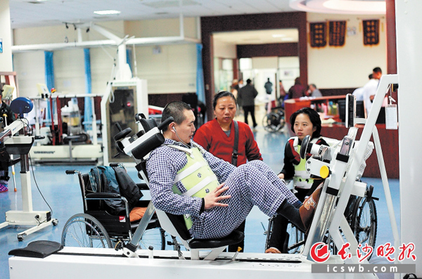 湘雅博爱康复医院的康复训练室里，身体机能障碍的病友们在医生的指导下，利用各种器械进行锻炼，希望尽快得到机能的恢复。长沙晚报记者 陈飞 摄