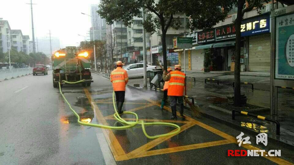 芙蓉区已启动全区清洗降尘。区环境监察队员和各街道正在全面排查裸土覆盖情况，督促相关部门和工地做好整改。