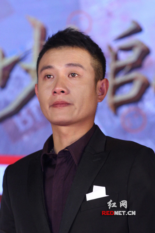 文章眼含泪水   图片来源视觉中国