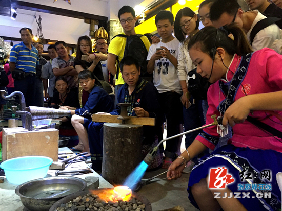 张家界溪布老街晋级4A 非遗体验点燃“夜经济”