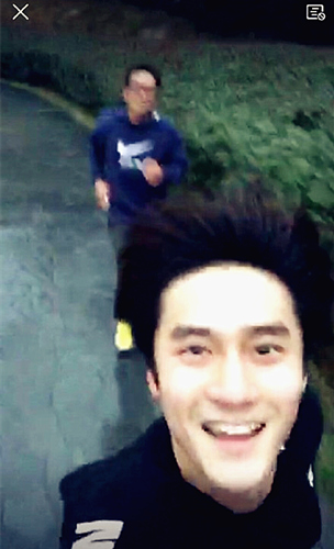 蒋劲夫和爸爸跑步开心