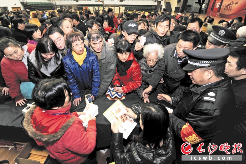 　　昨日上午，长沙理工大学体育馆，《丙申年》特种邮票长沙首发式暨“猴子石”原地邮局实寄活动举行。长沙晚报通讯员 田田 杨诚 摄影报道 