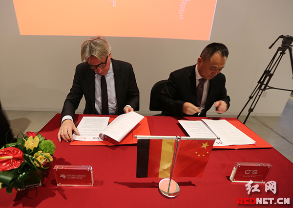 当地时间1月4日，中南传媒董事长龚曙光（右）与法兰克福书展主席尤根·博斯签署战略合作框架协议。