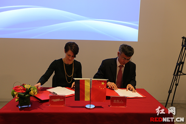 中南传媒旗下《出版人》杂志和法兰克福书展《出版展望》杂志签署合作协议。