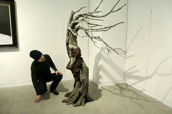 徐锦江观看树上“另一个自己”