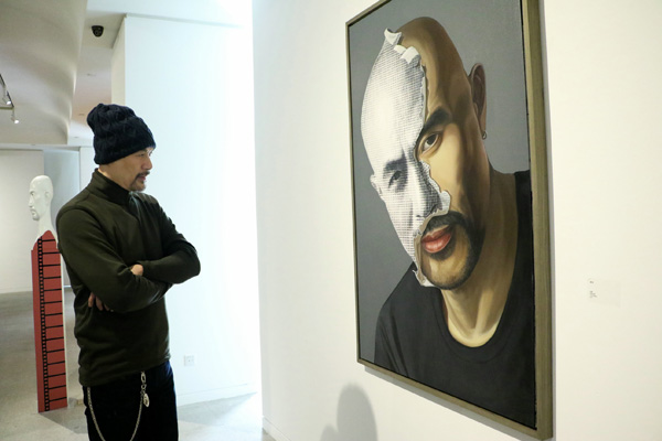 徐锦江观赏画作