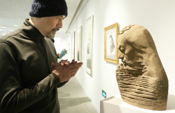 徐锦江模仿雕塑动作