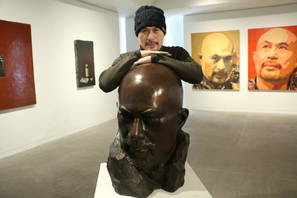 徐锦江趴在雕塑作品上