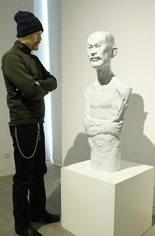 徐锦江同雕塑同步动作