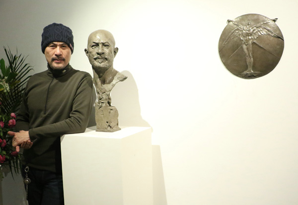 徐锦江与雕塑作品作比较