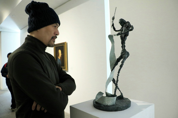 徐锦江仔细观看雕塑作品