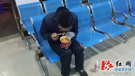 男子逃离传销误入高速 幸遇高速交警及时救助