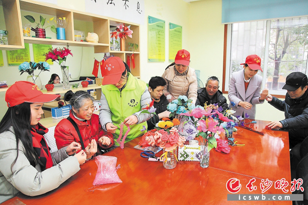 服务创举频出的芙蓉，让越来越多残疾人帮扶品牌成为暖人心扉的温情名片。在文艺新村社区的折翼天使·怡馨家园，残疾人可以学习待人接物、培训手工技能，小空间宛若一个大家庭。　　长沙晚报记者 陈飞 摄
