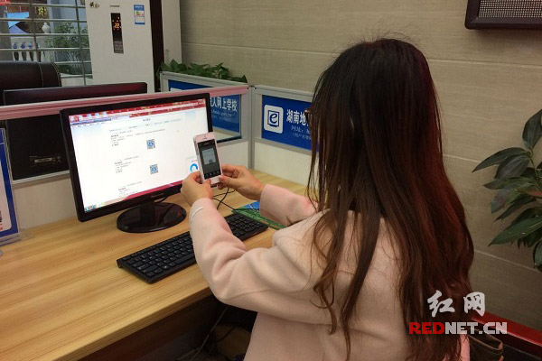 纳税人通过扫描“二维码”，获知办税事项。