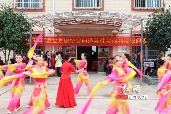 京剧歌舞《梨花颂》。