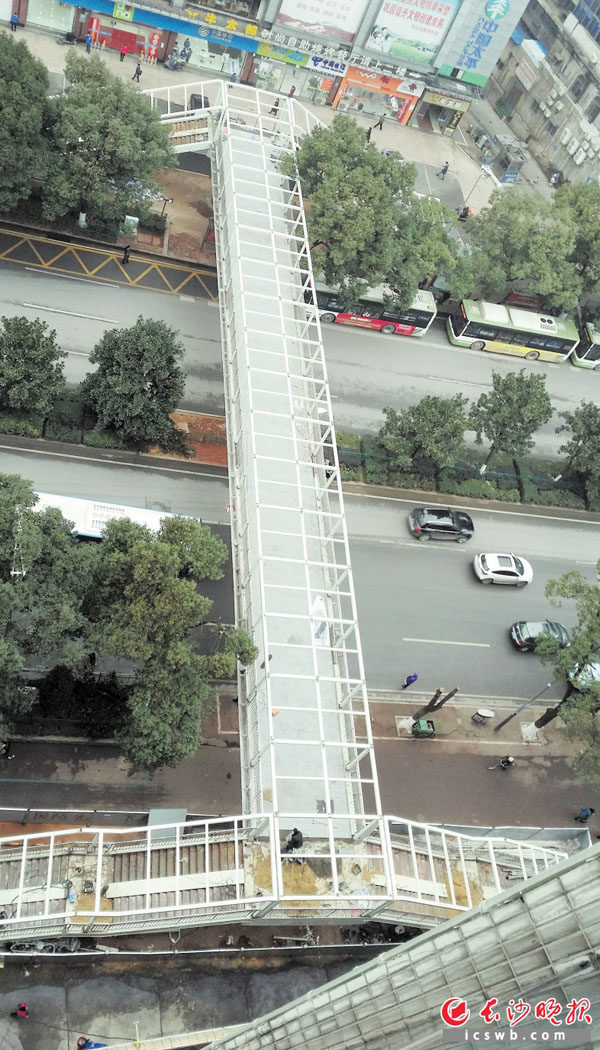 昨日，韶山路东塘北省教育出版社门口的人行过街天桥通过主体验收。　　长沙晚报记者 贺文兵 摄