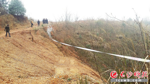 位于书香路的黑石村泉冲子组,土质松软的渣土堆场已拉起警戒线。长沙晚报记者 卜劲文 摄