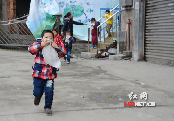 老师组织孩子们撤离