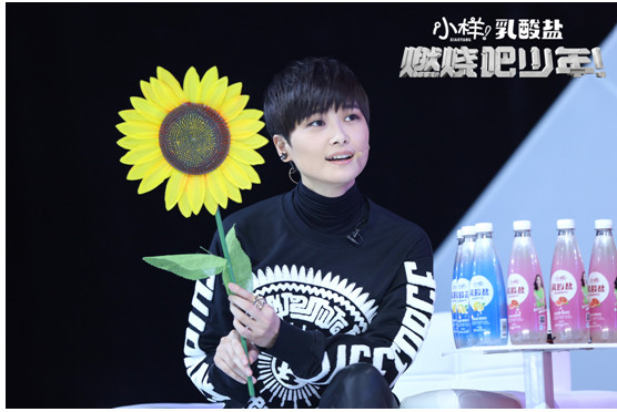 《燃烧吧少年！》李宇春“整蛊”龙丹妮 赵磊忘词伍嘉诚表情包救场
