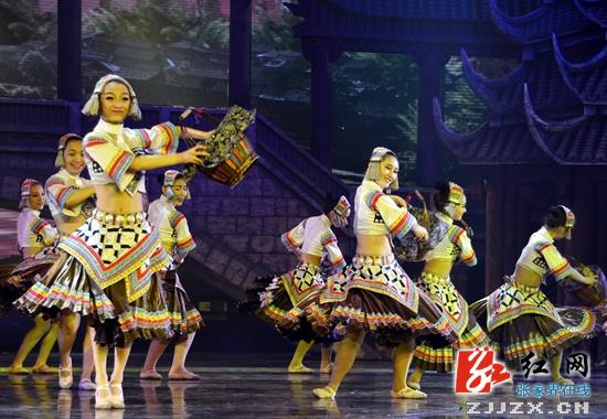 张家界武陵源民族大戏丰富游客“夜生活”