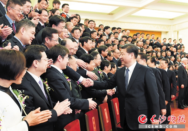 　　1月8日，2015年度国家科学技术奖励大会在北京人民大会堂隆重举行。会前，习近平、李克强、刘云山、张高丽等党和国家领导人会见获奖代表。　　新华社记者 李学仁 摄