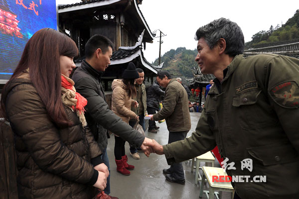 来自长沙市各小区的“爱心天使”们与山村的学子开展了爱心结对。