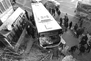 沈阳一环路公交撞断院墙冲进小区:无人伤亡