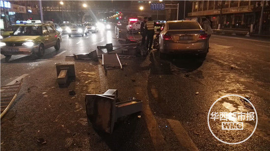 成都女司机错把油门当刹车