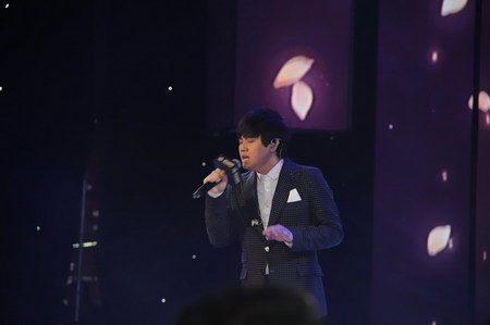 郑源献唱获得十大金曲奖的《包容》