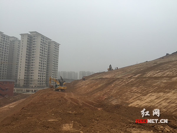 1月4日，长沙市岳麓区岳华村一处国土储备用地整改施工中，护坡台阶可见。
