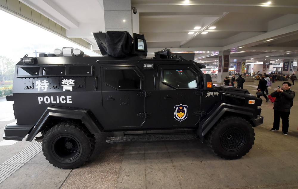 装甲防暴车“进驻”杭州火车站【3】