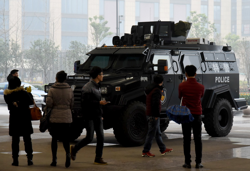 装甲防暴车“进驻”杭州火车站【4】