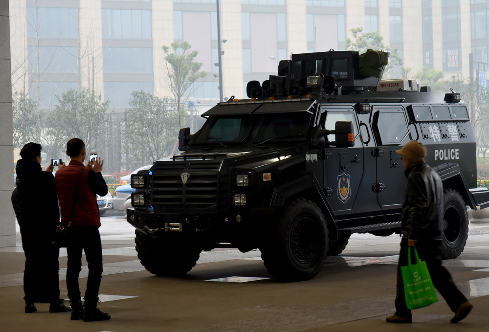 装甲防暴车“进驻”杭州火车站