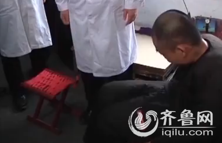 小伙得怪病成“折叠人” 走路只能看到自己脚尖