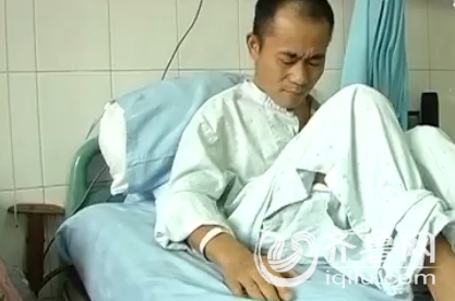 小伙得怪病成“折叠人” 走路只能看到自己脚尖