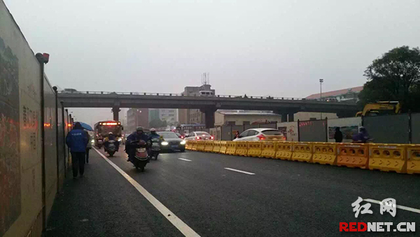 长沙杨家山立交桥的改造进入扫尾阶段，东西主道今起试通车，预计2月2日全部通车。