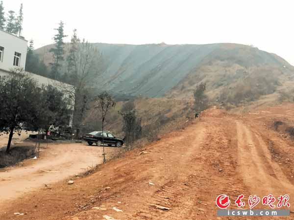 近两年，在高沙社区一处山上堆积大量的建筑渣土。山上加山给山下的居民带来的安全隐患不容忽视。 长沙晚报记者 谢春年 摄
