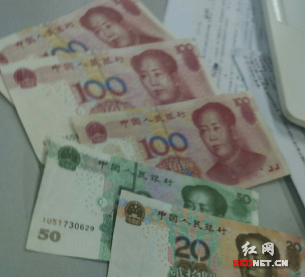 一名湖南师范大学学生网上发微博称自己被出租车司机换钱找钱共370元假钞。