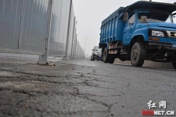 12日上午，记者在福元路立交桥下看到受损路面，东北二环线多处出现重度损害。