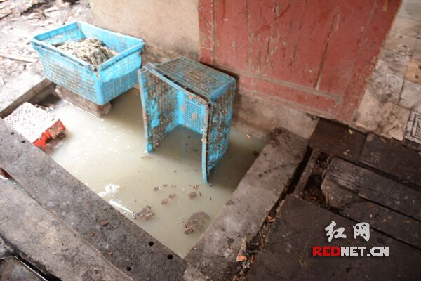 作坊内没有任何污水处理设施，污水横流，直接外排。