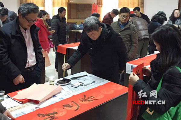 九三学社书画家文化下乡送温暖。