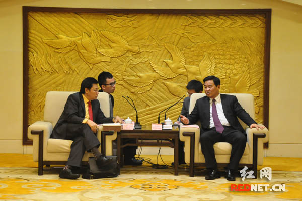 湖南省副省长何报翔(右)会见印度驻广州总领事唐施恩（左）。