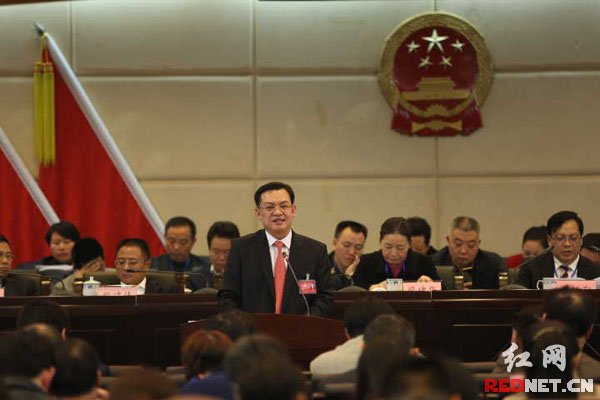 开福区区长沈裕谋做政府工作报告。