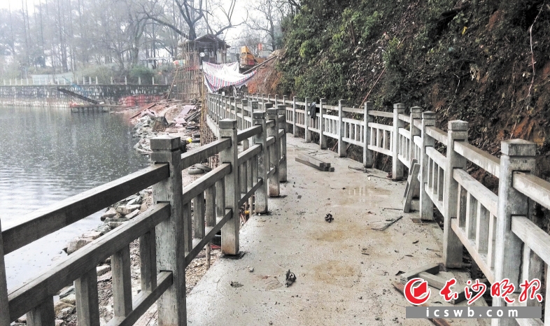 昨日，跃进湖北侧民俗村山崖下修建的临湖栈道开始安装花岗岩护栏。长沙晚报记者 周柏平 摄