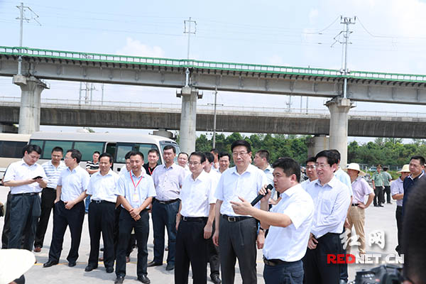 湖南省委书记、省人大常委会主任徐守盛考察雨花区拆违情况。（资料图）