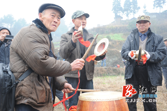 太新奇！“鸡笼罩鱼” 张家界土家儿女用民俗